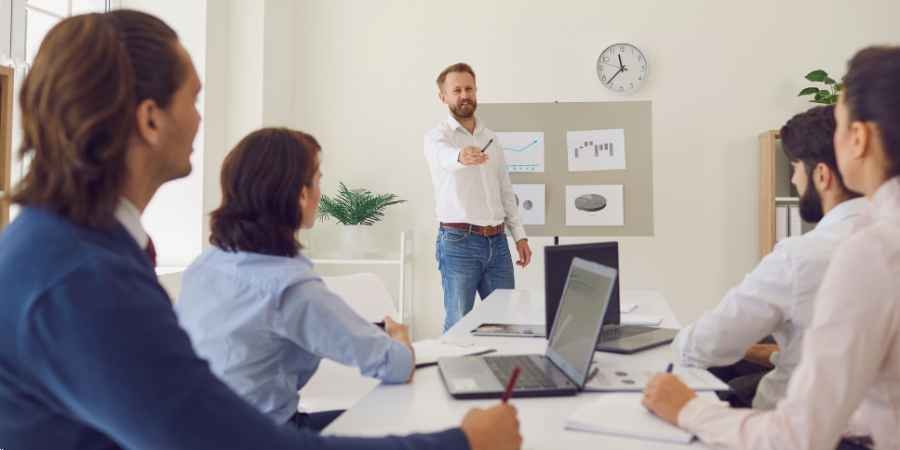 Read more about the article How to Become a Dynamic Business Leader in a Competitive Market